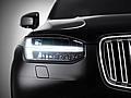 Die Frontpartie des neuen Volvo XC90 wird von T-förmigen Tagfahrleuchten geprägt. Das Design-Team hat ihnen den Namen „Thors Hammer“ gegeben, angelehnt an das Werkzeug des legendären nordischen Donnergotts.